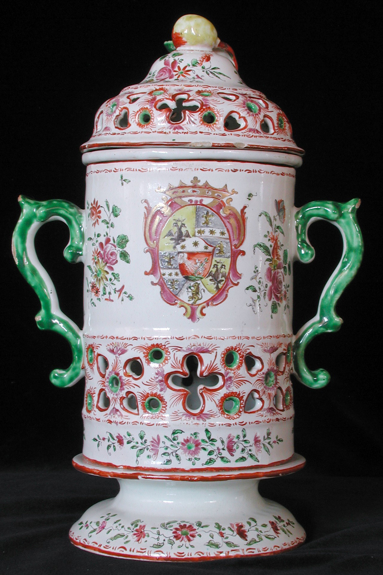 Pesaro (XVII - XVIII Siècle), veilleuse ornée des armoiries de la famille noble Mosca, faïence polychrome avec rehauts d'or
